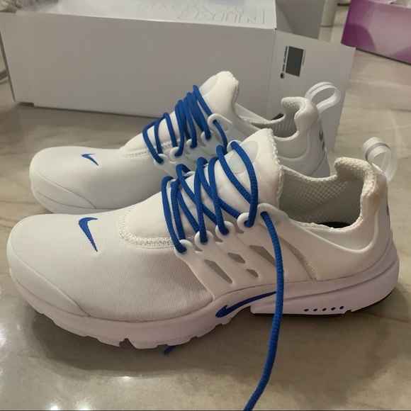 solid white nike tennis shoes